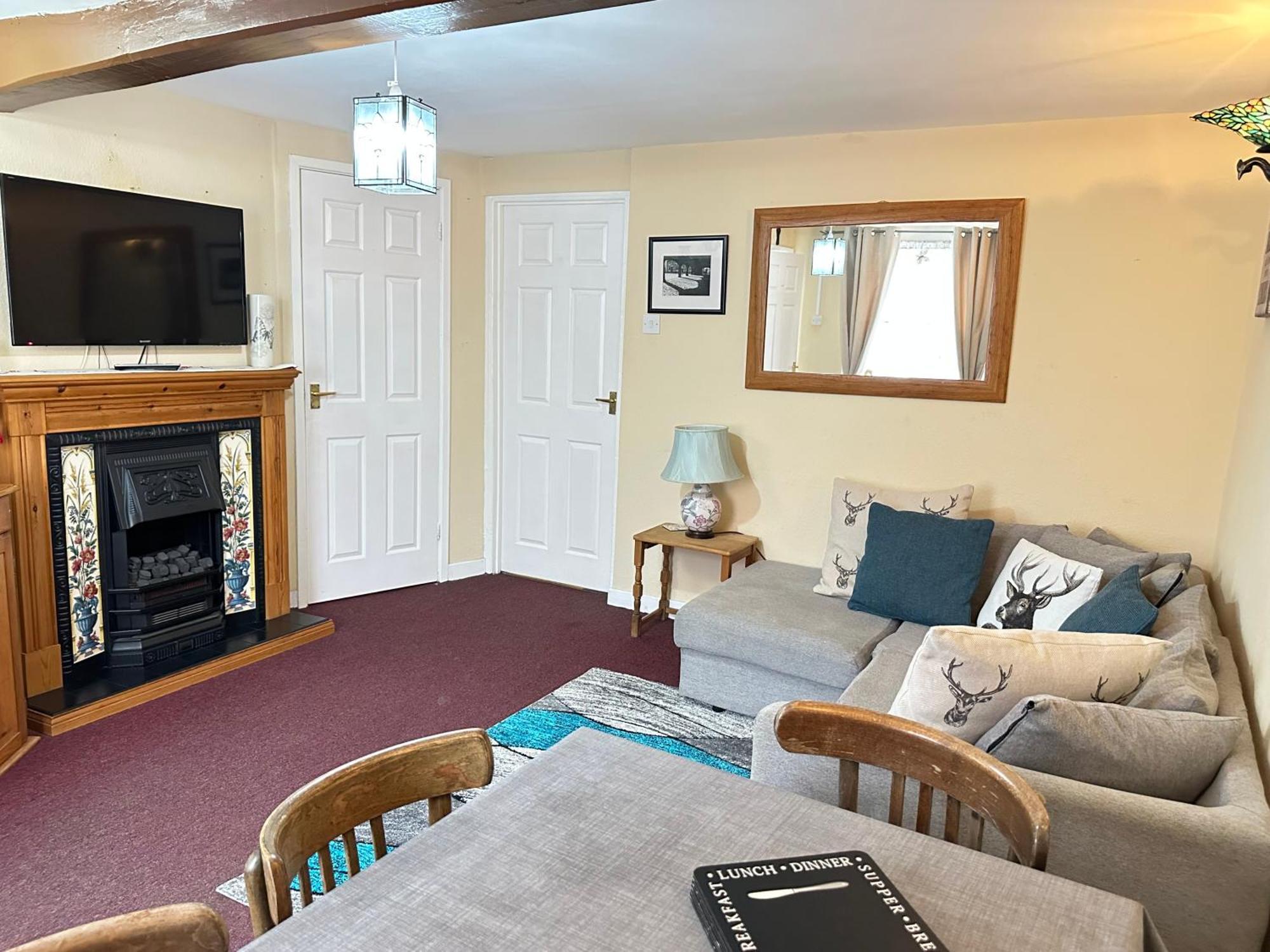Llanidloes Townhouse-Pet-Friendly-Sleeps 6-Mid Wales Apartment Exterior photo